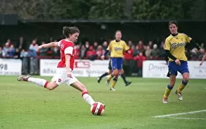 Images Dated 13th November 2006: Karen Carney scores Arsenals 2nd goal