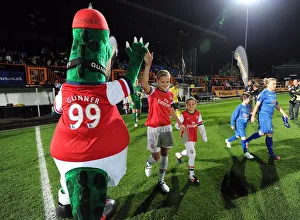 Katie Chapman (Arsenal) with the mascot. Arsenal Ladies 1: 0 Birmingham City