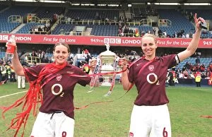 Images Dated 2nd May 2006: Kelly Smith and Faye White (Arsenal) with the FA Cup Trophy