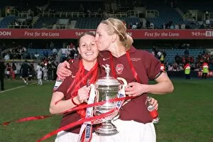 Images Dated 2nd May 2006: Kelly Smith and Faye White (Arsenal) with the FA Cup Trophy