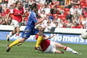 Arsenal Ladies v Leeds United Ladies Womens FA Cup Final Collection: Kelly Smith scores Arsenals 1st goal past Alex Culvin (Leeds)