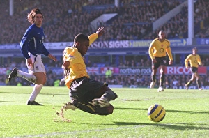 Everton v Arsenal 2005-06 Collection: Kerrea Gilbert (Arsenal) Nuno Valenta (Everton)