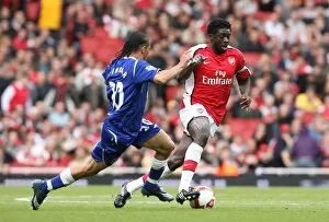 Images Dated 18th October 2008: Kolo Toure (Arsenal) Steven Piennar (Everton)