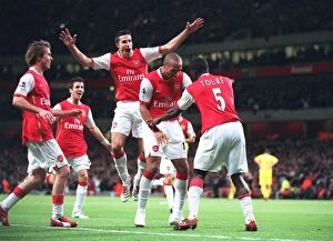 van Persie Robin Collection: Kolo Toure celebrates scoring Arsenals 2nd goal with Thierry Henry