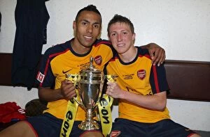 Images Dated 26th May 2009: Kyle Bartley and Luke Ayling (Arsenal) with the youth cup trophy