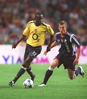 Lauren Collection: Lauren (Arsenal) Rosenberg (Ajax). Ajax 0: 1 Arsenal