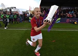 Images Dated 11th May 2019: Leah Williamson and Arsenal Women Celebrate WSL Title Triumph over Manchester City