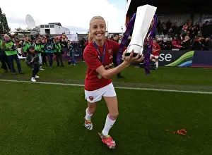 Leah Williamson Lifts WSL Trophy: Arsenal Women Celebrate Championship Win over Manchester City