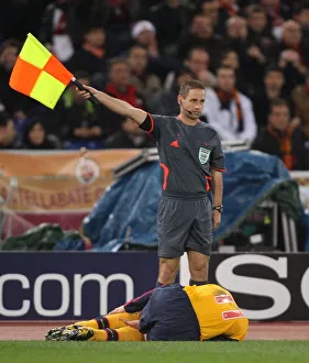 AS Roma v Arsenal 2008-9 Collection: The linesman stands over injured Robin van Persie (Arsenal)