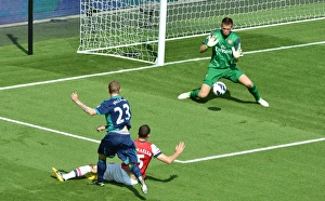 LONDON, ENGLAND - AUGUST 18: Arsenal goalkeeper Wojciech Szczesny save a shot from Sunderland winger James McClean during the Barclays Premier League match between Arsenal and Sunderland at Emirates Stadium on August 18, 2012 in London, England. : Arsenal Football