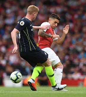 Images Dated 12th August 2018: Lucas Torreira (Arsenal) Kevin De Bruyne (Man City)