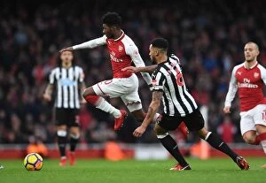 Images Dated 16th December 2017: Maitland-Niles vs Lascelles: A Midfield Battle at the Emirates