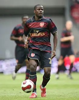 Manu Eboue in Action: Arsenal's 2:1 Win Against Lazio at Amsterdam ArenA (August 2, 2007)