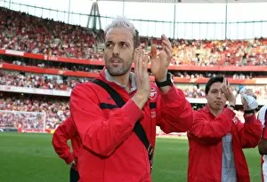 Almunia Manuel Collection: Manuel Almunia (Arsenal) claps the fans after the match