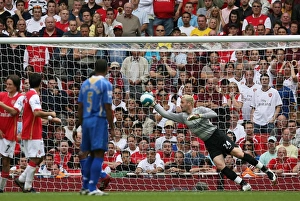 Manuel Almunia (Arsenal) dives to save a free kick