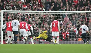 Manuel Almunia (Arsenal) saves a penalty by Robbie Keane (Spurs)