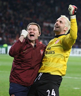 Manuel Almunia celebrates the 2nd Arsenal goal with physio Gary Lewin Manuel Almunia celebrates the 2nd Arsenal goal with physio Gary Lewin