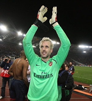 Almunia Manuel Collection: Manuel Almunia waves to the Arsenal fans after the match