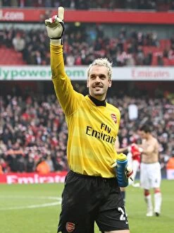 Images Dated 25th December 2007: Manuel Almunia's Heroics: Arsenal's Thrilling 2-1 Victory Over Tottenham Hotspur (December 2007)