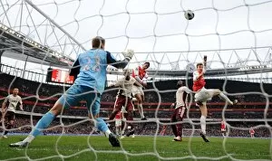 Marouane Chamakh (Arsenal) heads the ball against the crossbar. Arsenal 0: 0 Sunderland