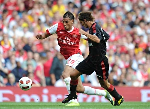 Marouane Chamakh (Arsenal) Luca Antonini (Milan). Arsenal 1:1 AC Milan Marouane Chamakh (Arsenal) Luca Antonini (Milan). Arsenal 1:1 AC Milan