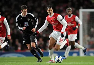 Marouane Chamakh (Arsenal) Radosav Petrovic (Partizan). Arsenal 3: 1 Partizan Belgrade