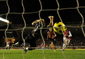 Marouane Chamakh scores Arsenals 1st goal past Marcus Hahnemann (Wolves)