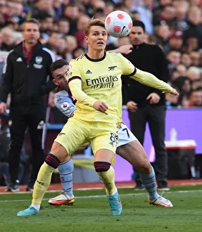 Martin Odegaard in Action: Arsenal vs. Aston Villa - Premier League Showdown