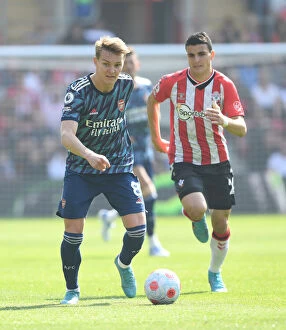 Images Dated 16th April 2022: Martin Odegaard Breaks Past Elyounoussi: Southampton vs Arsenal, Premier League 2021-22