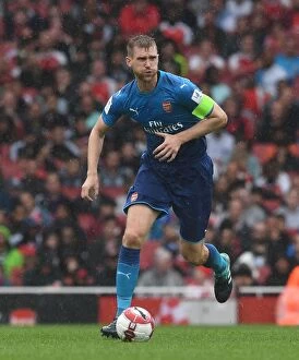 Arsenal v Benfica - Emirates Cup 2017-18 Collection: Per Mertesacker in Action: Arsenal vs SL Benfica - Emirates Cup 2017-18