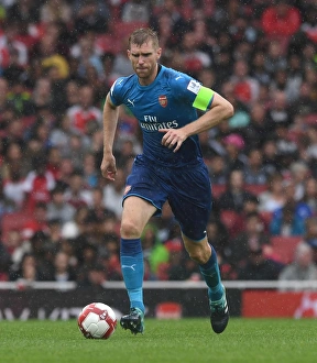 Arsenal V Benfica - Emirates Cup 2017-18 Prints: Per Mertesacker in Action: Arsenal vs SL Benfica, Emirates Cup 2017-18