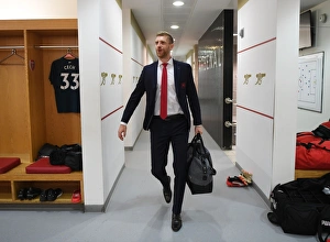 Per Mertesacker in Arsenal Changing Room Before Arsenal vs. Tottenham Hotspur (2017-18)