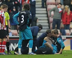 Per Mertesacker (Arsenal) is treated by Physio Colin Lewin. Sunderland 1: 2 Arsenal