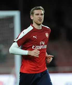 Per Mertesacker (Arsenal) warms up before the match