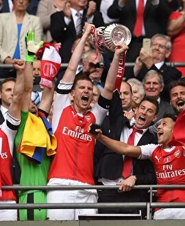 Per Mertesacker and Laurent Koscielny (Arsenal) lift the FA Cup. Arsenal 2: 1 Chelsea