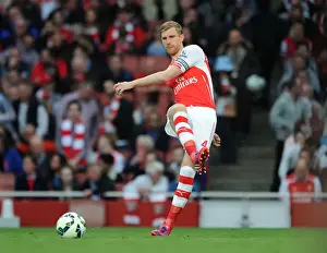 Per Mertesacker's Intense Focus: Arsenal's Final Premier League Showdown Against Swansea City (2014/15)