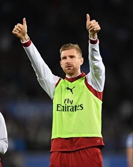 Leicester City v Arsenal 2017-18 Collection: Per Mertesacker's Victory Thumbs-Up: Leicester City vs. Arsenal, Premier League 2017-18