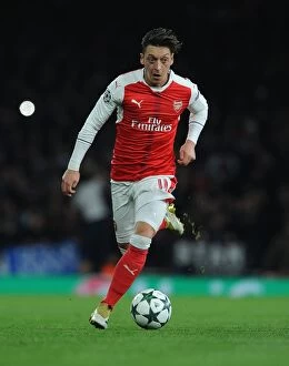 Images Dated 23rd November 2016: Mesut Ozil in Action: Arsenal FC vs Paris Saint-Germain, UEFA Champions League, 2016-17