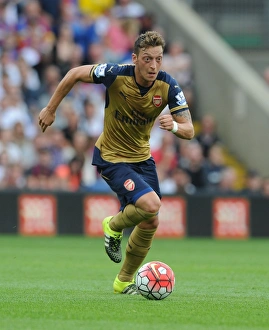 Mesut Ozil in Action: Arsenal vs. Crystal Palace, Premier League 2015-16