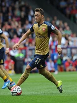 Images Dated 16th August 2015: Mesut Ozil in Action: Arsenal vs Crystal Palace, Premier League 2015-16