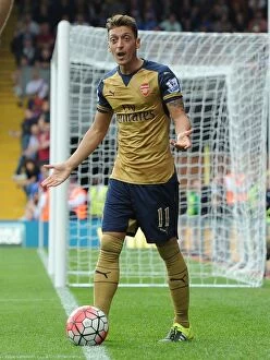 Images Dated 16th August 2015: Mesut Ozil in Action: Arsenal vs. Crystal Palace, Premier League 2015-16