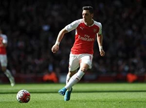 Images Dated 17th April 2016: Mesut Ozil in Action: Arsenal vs Crystal Palace, Premier League 2015-16