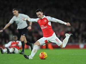 Arsenal v Manchester City 2015-16 Collection: Mesut Ozil in Action: Arsenal vs Manchester City, Premier League 2015-16