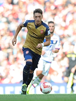 Mesut Ozil in Action: Arsenal vs. Olympique Lyonnais, Emirates Cup 2015/16