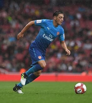 Arsenal v Benfica - Emirates Cup 2017-18 Collection: Mesut Ozil in Action: Arsenal vs SL Benfica, Emirates Cup 2017-18
