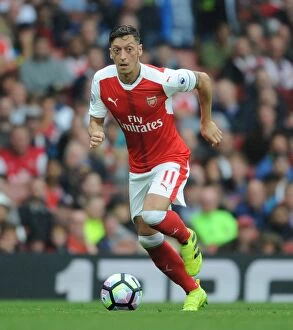 Images Dated 10th September 2016: Mesut Ozil in Action: Arsenal vs Southampton, Premier League 2016-17