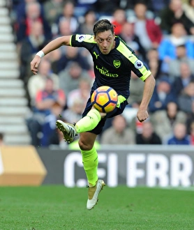 Mesut Ozil in Action: Arsenal vs. Sunderland, Premier League 2016-17