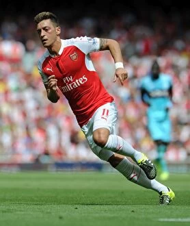 Images Dated 9th August 2015: Mesut Ozil in Action: Arsenal vs. West Ham United (2015-16)
