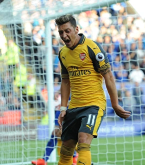 Mesut Ozil in Action: Leicester City vs. Arsenal, Premier League 2016-17
