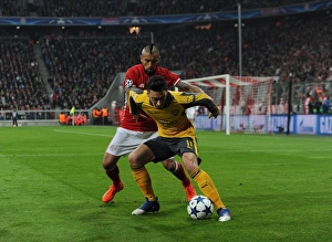 Bayern Munich v Arsenal 2016-17 Collection: Mesut Ozil (Arsenal) Arturo Vidal (Bayern)
